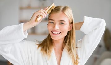 Witaminy na wypadanie włosów – ranking. Jakie suplementy wybrać, by wzmocnić włosy?