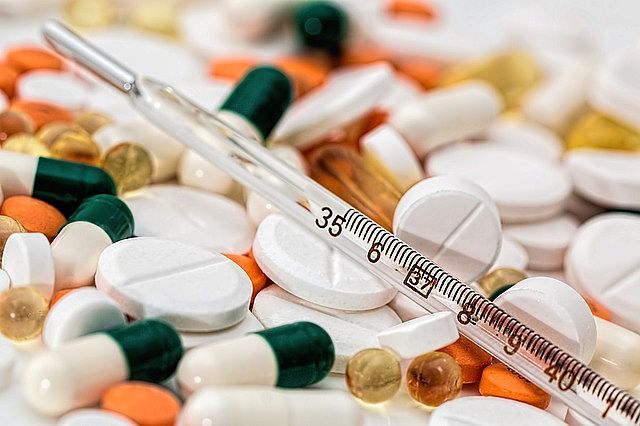 Nie powinno się zażywać jednocześnie kilku leków przeciwbólowych, bo jeśli zawierają tę samą substancję, istnieje ryzyko przedawkowania (najwięcej polekowych uszkodzeń wątroby wynika z przedawkowania paracetamolu).