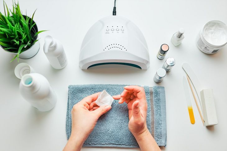 Uczulenie na hybrydę mogą wywołać zarówno składniki lakierów używanych podczas manicure, jak i naświetlanie dłoni lampą UV. Fot. Adobe Stock.