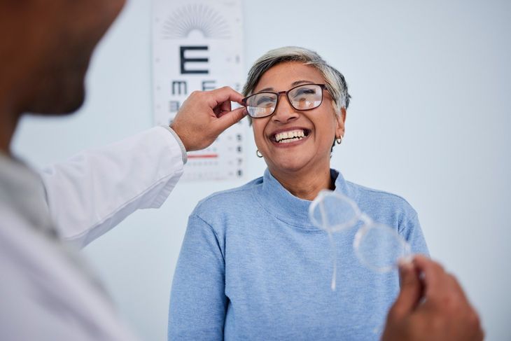 U osób z astygmatyzmem wyraźne widzenie uzyskuje się dzięki cylindrycznym soczewkom okularowym lub kontaktowym. Dobiera je lekarz lub optometrysta.
