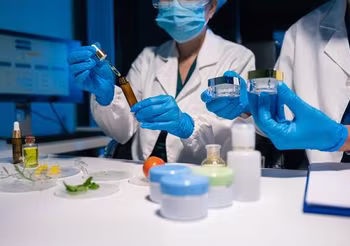Polysorbate 80 pomaga równomiernie rozprowadzić olejki eteryczne i zapach w kosmetykach.