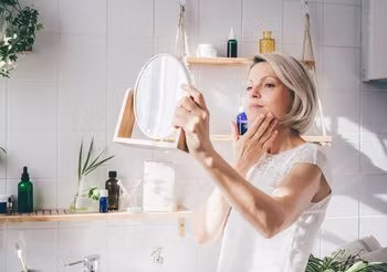 Sebum chroni skórę przed utratą wilgoci, utrzymuje elastyczność i zapewnia miękkość włosom i skórze.