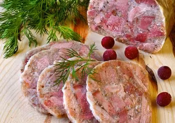Salceson podaje się na zimno w grubych plastrach ze względu na charakterystyczną konsystencję.