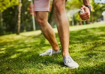 preparat na robaki rozpylany na nogach