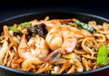 chiński makaron z krewetkami w woku
