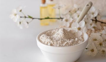 Bentonite (bentonit) – działanie, właściwości i zastosowanie w kosmetykach