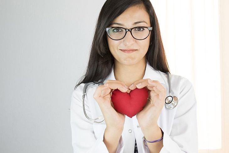 Pani doktor trzyma w ręku sztuczne serce
