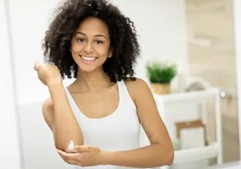 Kremy i maści na suche łokcie zmiękczają skórę dzięki takim składnikom jak alantoina, oleje roślinne, witaminy A i E, mocznik, kwas hialuronowy. Fot. Adobe Stock.