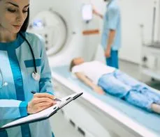 Rezonans magnetyczny kręgosłupa – na czym polega badanie? Wskazania, jak się przygotować