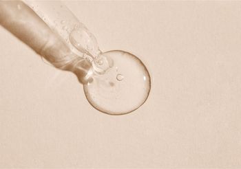 Butylene Glycol wiąże wodę i wspiera nawilżenie skóry.