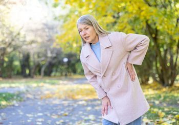 Typowa kolka nerkowa objawia się poprzez nagły bardzo silny ból po lewej lub prawej stronie w okolicy nerki.