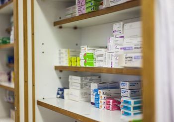 półka z lekarstwami w aptece