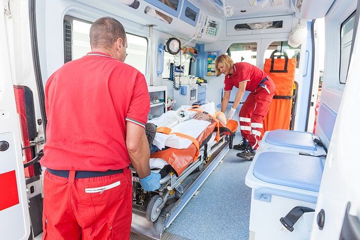 Pacjent jest przewożony ambulansem
