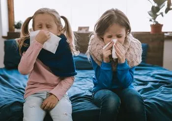 Domową apteczkę jesienią i zimą warto wyposażyć w leki przeciwgorączkowe, środki na ból gardła, syrop na kaszel.