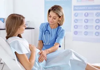 Plamienie albo krwawienie w ciąży zawsze trzeba skonsultować z lekarzem.