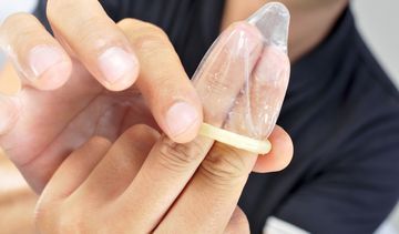 Prezerwatywy - rodzaje, rozmiary. Jak zakładać kondom?