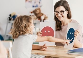 ADHD u dzieci diagnozuje się m.in. poprzez spotkania z psychologiem.