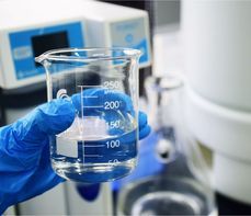 Alcohol denat (alkohol denaturowany) w kosmetykach – działanie, zastosowanie, bezpieczeństwo
