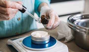 Glyceryl Stearate (stearynian glicerolu) – właściwości, zastosowanie i bezpieczeństwo w kosmetykach