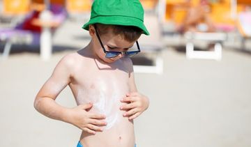 Bezpieczne opalanie − jak chronić skórę dziecka przed słońcem?