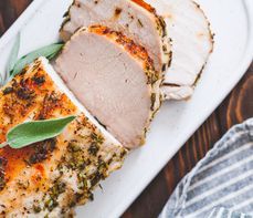 Schab pieczony bez tłuszczu – lekka wersja na Wielkanoc. Jak upiec schab, żeby nie był suchy?