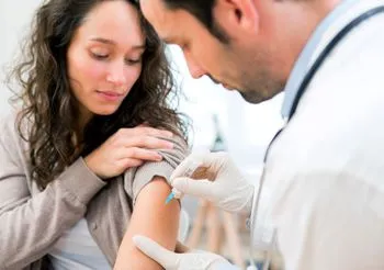 Wścieklizna u ludzi jest bardzo niebezpieczna, może wymagać szczepienia po pogryzieniu.