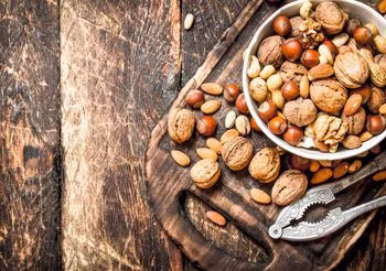 miska pełna różnych orzechów, obok dziadek do orzechów