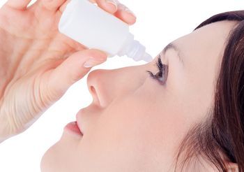 Sól fizjologiczną można zakraplać do oka dla higieny.