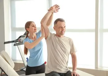 Tzw. zakwasy po treningu mogą trwać od trzech dni do nawet tygodnia. Jeśli mięśnie bolą dłużej, warto skonsultować się z lekarzem lub fizjoterapeutą.