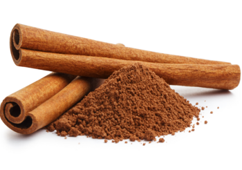 Cynamon cejloński zawiera także witaminy z grupy A, C, E, K oraz witaminy z grupy B – B6, B9, B1, B3 i B2. Roślina obfituje także w związki mineralne, m.in. fosfor, potas, cynk i sód. /Fot. Adobe Stock
