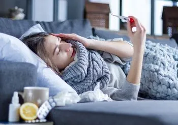 Objawy grypy są nasilone i utrzymują się przez długi czas. Przeziębienie ma lżejszy przebieg.