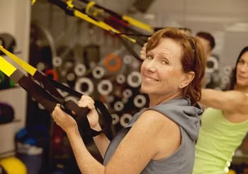 starsza kobieta ćwiczy na siłowni