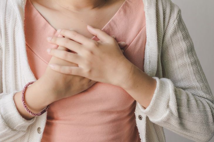 Kołatanie serca u kobiet może pojawić się w ciąży lub w okresie menopauzy. Fot. Adobe Stock.