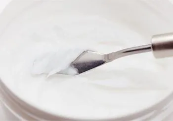 Coco-Caprylate/Caprate, kaprylan/kaprynian kokosa, to emolient z oleju kokosowego, zapewnia na skórze jedwabiste wykończenie. 