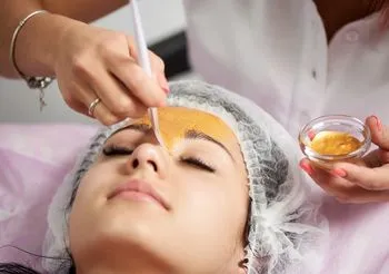 Złoto koloidalne przyspiesza syntezę kolagenu i redukuje wolne rodniki, czyli działa odmładzająco na skórę. Dlatego jest składnikiem kosmetyków do twarzy i kuracji stosowanych w gabinetach kosmetycznych.