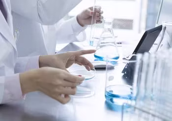 pracownicy laboratorium przeprowadzają eksperyment