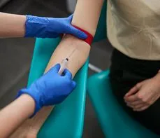 DHEA (dehydroepiandrosteron) – na czym polega badanie? Normy, wskazania, przygotowanie
