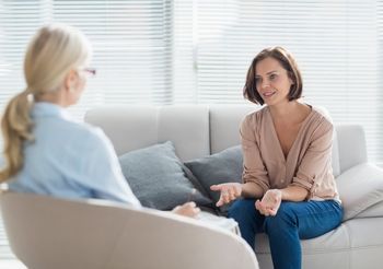 Prokrastynacja nie jest chorobą, jednak gdy przeszkadza w życiu, warto skontaktować się z terapeutą.