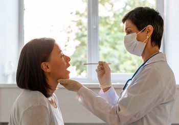 Stratus i nimbus to nowe warianty powodujące covid, objawiają się np. bólem gardła.