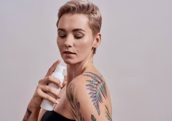 W pielęgnacji tatuażu kluczowe jest nawilżanie skóry. Można do tego stosować specjalne kosmetyki do skóry z tatuażem dostępne w aptece albo uniwersalne kosmetyki nawilżające do ciała.