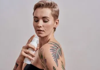 W pielęgnacji tatuażu kluczowe jest nawilżanie skóry. Można do tego stosować specjalne kosmetyki do skóry z tatuażem dostępne w aptece albo uniwersalne kosmetyki nawilżające do ciała.