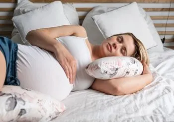 W 28. tygodniu ciąży ciężarna, która czuje się zmęczona, cierpi na duszności czy szybko łapie zadyszkę, powinna jak najwięcej odpoczywać.