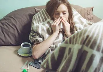 chora kobieta leży w łóżku