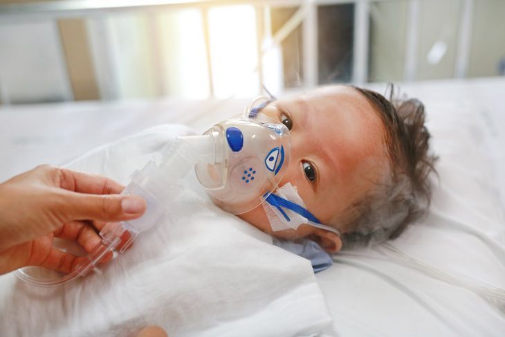 Wirus RSV u niemowląt daje objawy około 5 dni po zakażeniu: katar, suchy kaszel, temperaturę poniżej 38 st. C. Po 3 dniach mogą pojawić się duszności i poważne problemy z oddychaniem. Fot. Adobe Stock. 