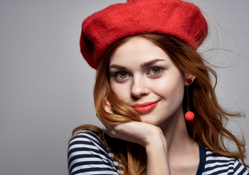 Francuzki kochają czerwone szminki o najróżniejszych odcieniach – od bardzo jasnych po bardzo ciemne, pasujących jednak do pory dnia i roku. Fot. Adobe Stock.