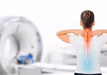 Wskazaniem do wykonania tomografii komputerowej kręgosłupa jest nawracający lub przewlekły silny ból kręgosłupa, którego źródło nie zostało znalezione w innych badaniach / Fot. Adobe Stock