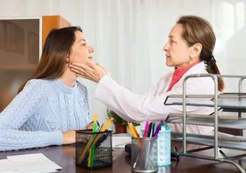 Pacjentka w gabinecie podczas badania fizykalnego tarczycy 