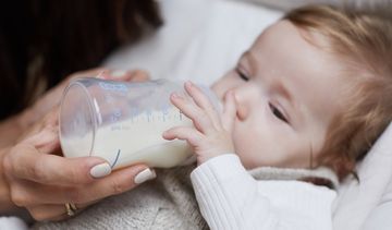 Wybór butelki do karmienia – o czym warto pomyśleć, zanim kupisz?