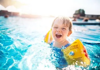 Uczulenie na wodę basenową jest zwykle odpowiedzią organizmu na chlor. Fot. Adobe Stock.